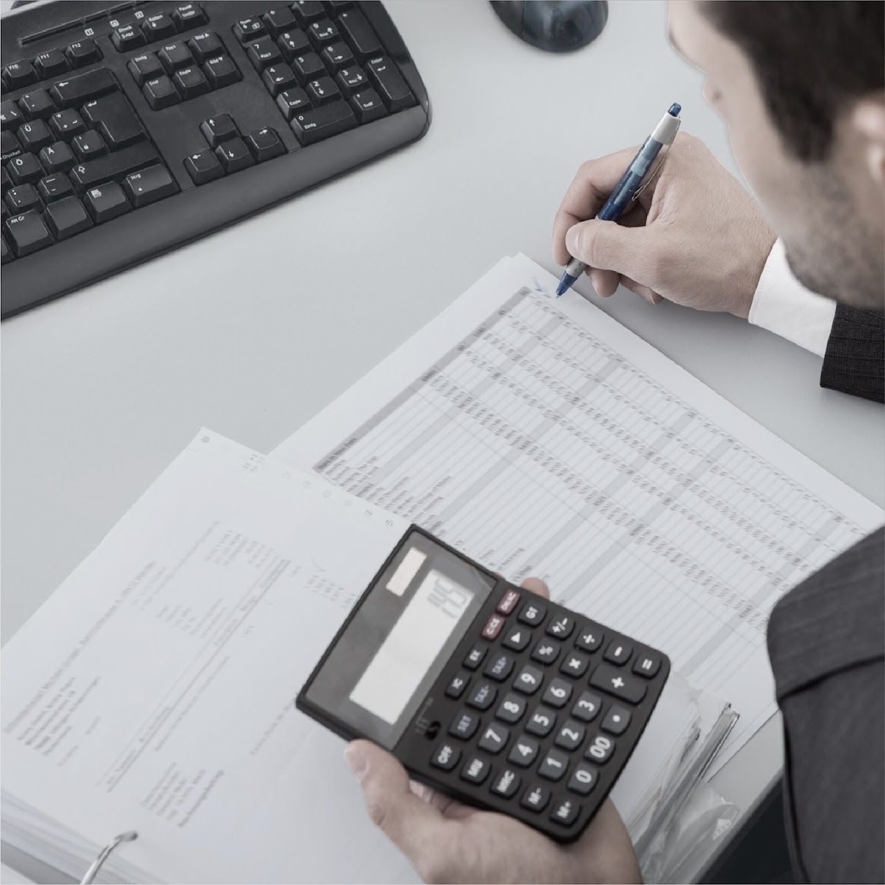 Contador profesional en su escritorio de trabajo con informes contables en Buenos Aires
